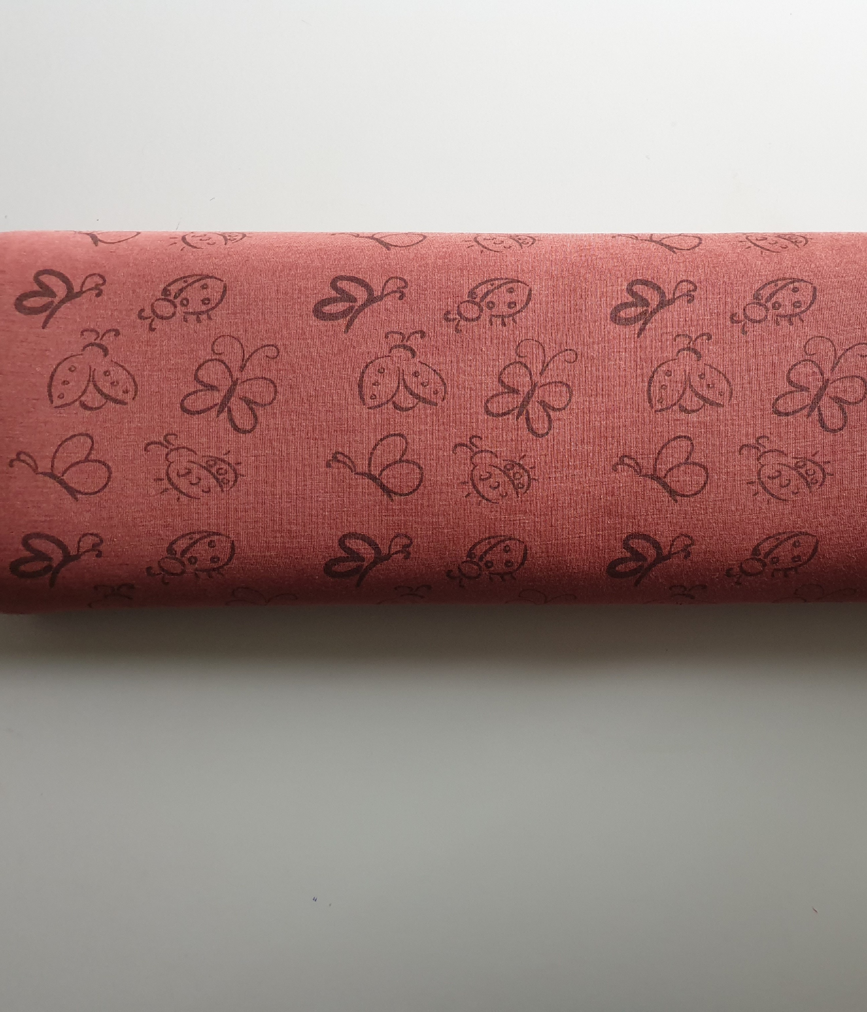  Bio Wolle / Seide Jersey Marienkäfer & Schmetterling auf Ziegelrot (kbT) 